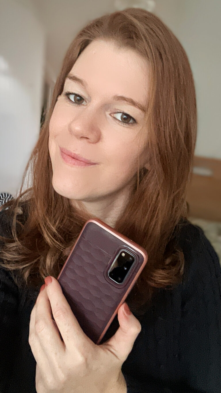 Person mit Smartphone bei der Erstellung von Kurzvideos für Social Media. Symbolbild für professionelles Video Coaching für Unternehmerinnen.